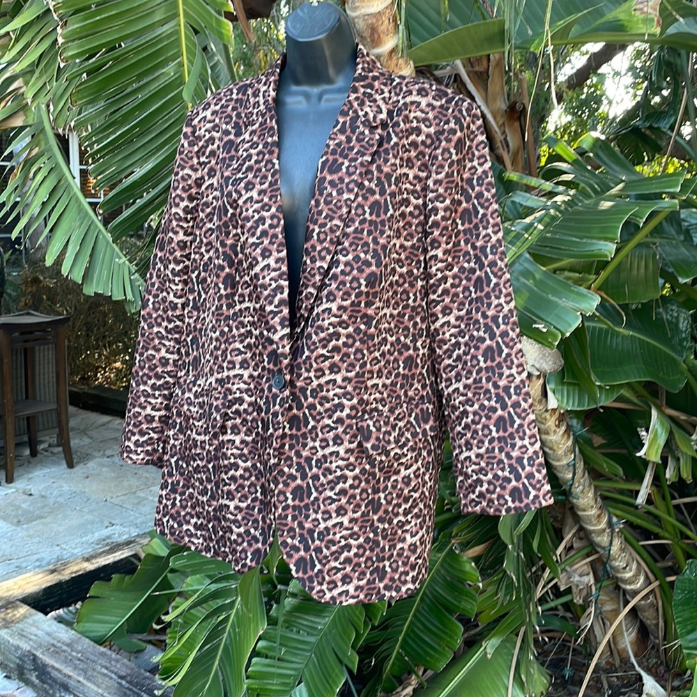 Leopard print single button blazer